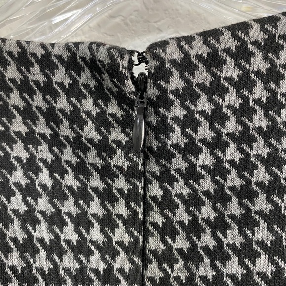 NY&CO Houndstooth Black and Grey Zipper Skirt - Picture 4 of 6